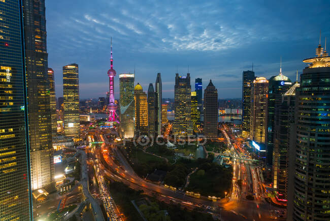 Skyline del distretto finanziario di Pudong al tramonto, Shanghai, Cina. — Foto stock