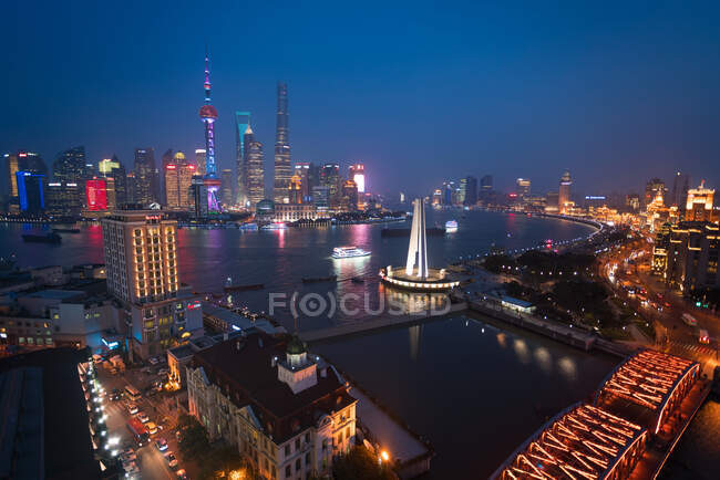 Skyline des Finanzdistrikts Pudong über dem Fluss Huangpu in der Abenddämmerung, Shanghai, China. — Stockfoto