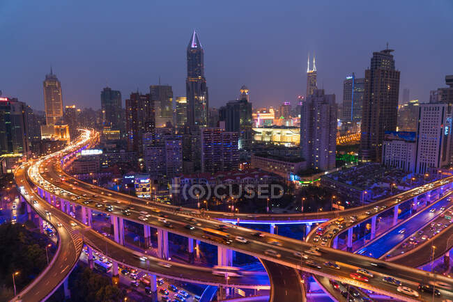 Carrefour routier surélevé et horizon de Shanghai, Chine au crépuscule. — Photo de stock