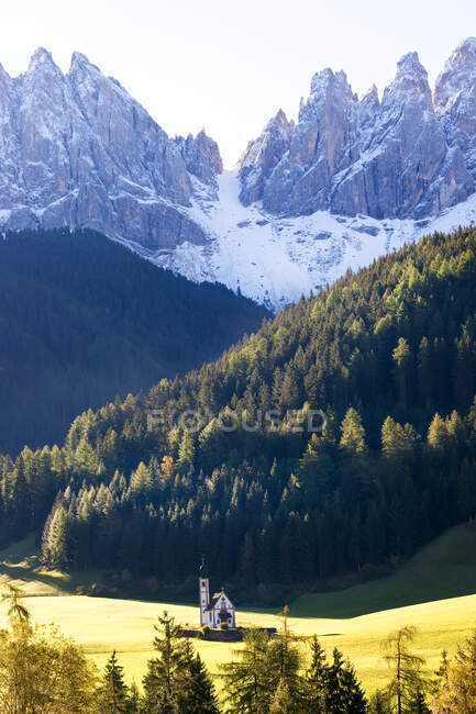 Chiesa di San Giovanni in Val di Funes circondata da montagne — Foto stock
