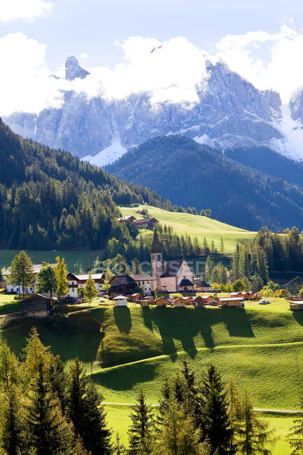 Eglise dans le Val di Funes, vallée alpine et montagnes dans les nuages — Photo de stock