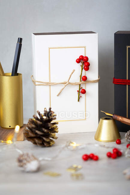 Різдвяні прикраси, золоті різдвяні прикраси, подарунки та сосновий конус.. — стокове фото