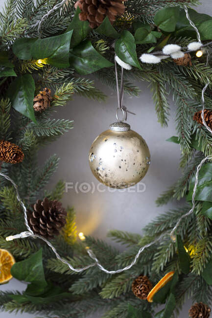Christmas decorations, close up of golden bauble on Christmas wreath. — Stock Photo