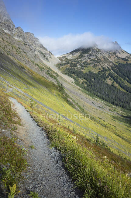 Blick auf den Pacific Crest Trail durch weite Alpentäler und Wiesen, Herbst — Stockfoto