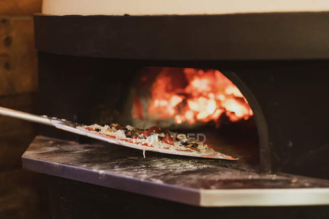 Großaufnahme einer Pizza im Holzofen in einem Restaurant. — Stockfoto