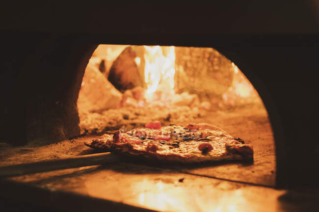 Primo piano della pizza in un forno a legna in un ristorante. — Foto stock
