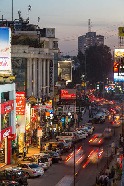 Brigade Road (Main Shopping Street) ao entardecer, Bangalore, vista elevada — Fotografia de Stock