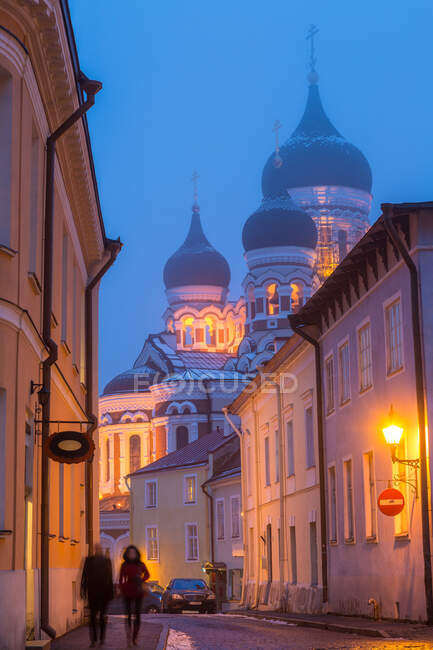 Iglesia Alexander Nevsky en el casco antiguo al atardecer, Tallin, Estonia - foto de stock