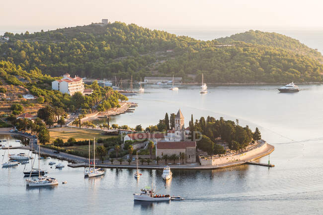 Città di Vis, convento francescano e porto, isola di Vis, Croazia — Foto stock