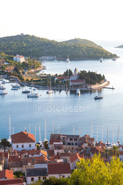 Vis cidade, mosteiro franciscano e porto, Ilha Vis, Croácia — Fotografia de Stock