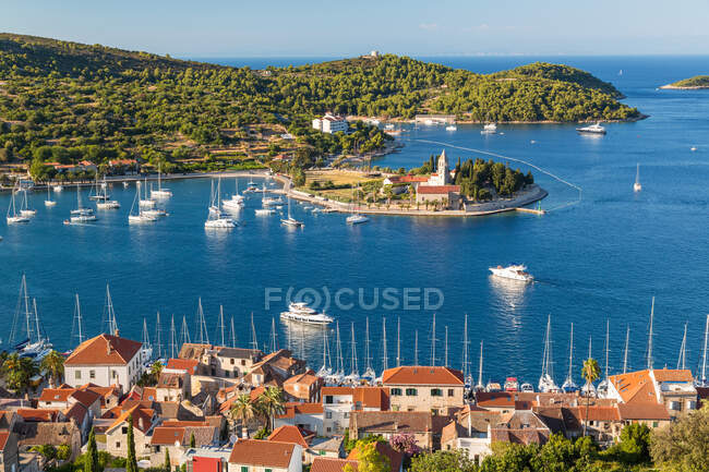 Vis ville, monastère franciscain et port, île de Vis, Croatie — Photo de stock