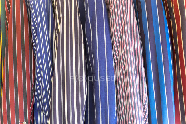 Vue rapprochée de la sélection de blazers rayés sur un rack, vêtements de loisirs traditionnels. — Photo de stock