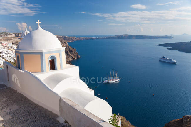 Chiesa e navi da crociera a Fira, Santorini, Isole Cicladi, Grecia — Foto stock