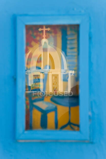 Riflessione della chiesa nella finestra immagine, Santorini, Isole Cicladi, Grecia — Foto stock