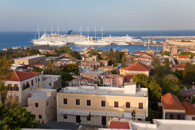 Vista sobre Rhodes Town and cruise ships, Rhodes, Dodecanese Islands, Greece — Fotografia de Stock