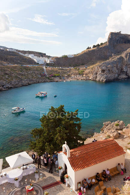 St Paul 's church and beach, Lindos, Rhodes, Dodecanese Greece — стоковое фото