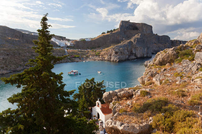 Eglise St Paul et plage, Lindos, Rhodes, Dodécanèse Grèce — Photo de stock