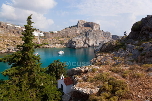St Pauls Harbour, beach and Acropolis, Lindos Rhodes Grécia — Fotografia de Stock