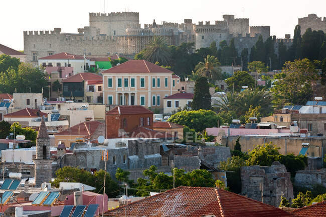 Vista sobre a cidade de Rodes e o Palácio do Grão-Mestre dos Cavaleiros de Rodes, Rodes, Grécia — Fotografia de Stock