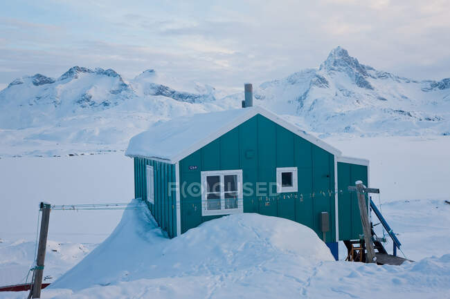 Casa no inverno coberta de neve, Tasiilaq, sudeste da Groenlândia — Fotografia de Stock