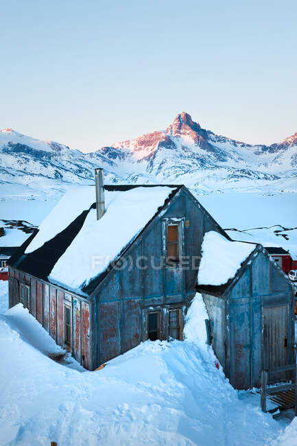 Casas no inverno cobertas de neve, Tasiilaq, sudeste da Gronelândia — Fotografia de Stock