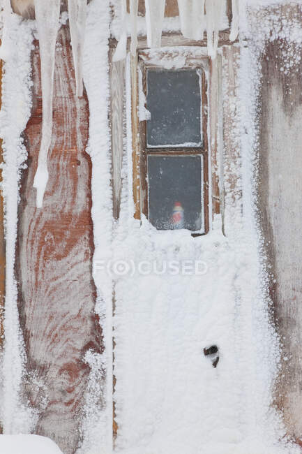 Ventanas de hielo enmarcadas de una casa en un pueblo en Groenlandia - foto de stock