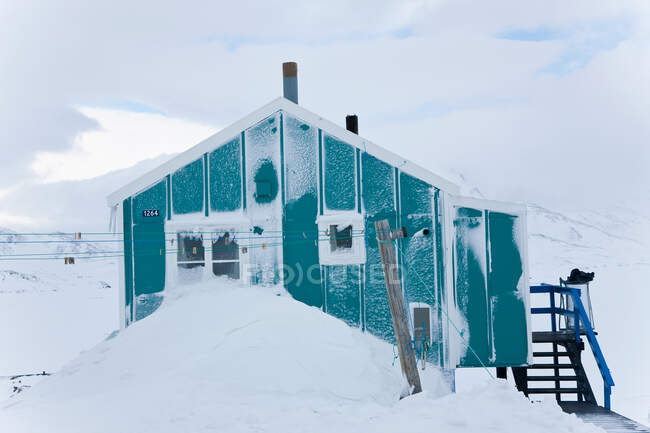 Дом зимой покрытый снегом, Тасиилак, юго-восточная Гренландия — стоковое фото