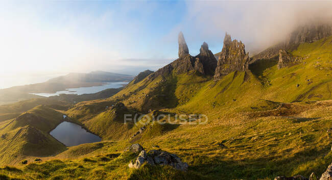 O Velho Homem de Storr pináculos de rocha na península trotterniana da Ilha de Skye — Fotografia de Stock