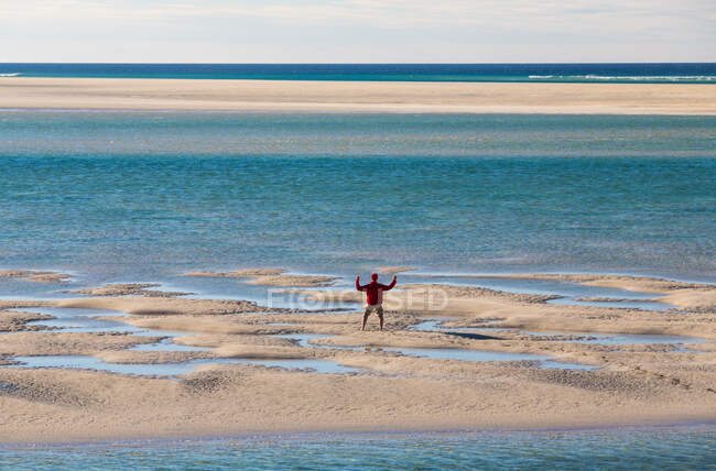Человек на пляже Luskentyre, вид сверху, руки протянуты — стоковое фото