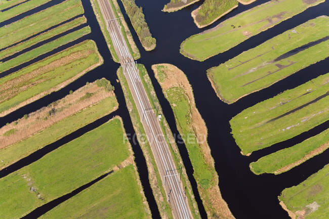 Железнодорожная линия и польдер или вновь востребованные земли, Северная Голландия, Нидерланды — стоковое фото