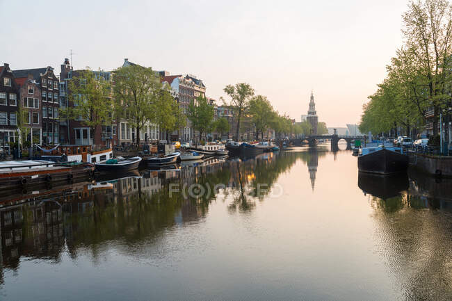 O canal Oudeschans em Amsterdã com a torre Montelbaanstoren ao fundo — Fotografia de Stock