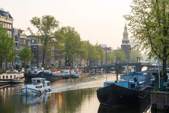 Удешанський канал в Амстердамі з вежею Монтелбаансторен на задньому плані, Амстердам, Голландія, Нідерланди. — стокове фото