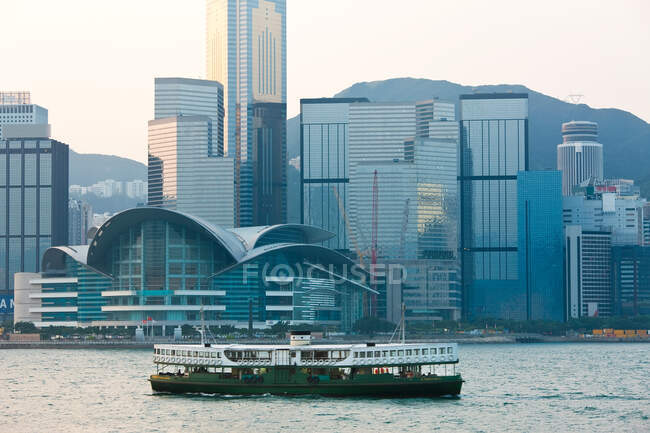 Star Ferry перетинає гавань Гонконгу (Китай). — стокове фото