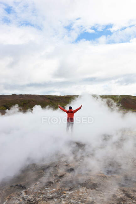 Donna in piedi vicino alle piscine geotermiche, Islanda sud-occidentale — Foto stock