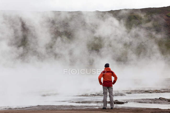 Женщина у геотермальных бассейнов, Юго-Западная Исландия — стоковое фото