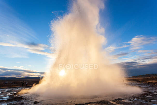Der geothermische Geysir Strokkur, Goldener Kreis, Island — Stockfoto