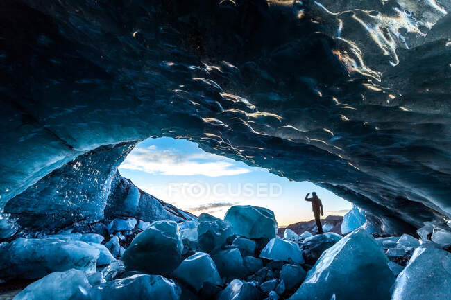 Grotta di ghiaccio glaciale, ghiacciaio Svinafellsjokull, Parco nazionale di Skaftafell, Islanda — Foto stock