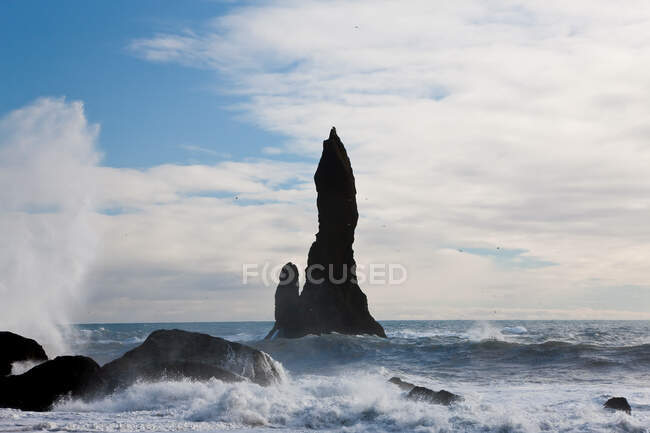 Pila de roca, Troll 's Toes Reynisdrangar, cerca de Vik. - foto de stock