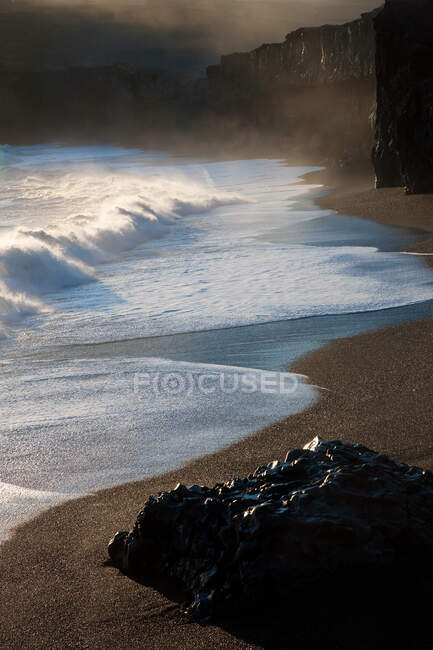 Playa y ola negra, cerca de Vik, Islandia - foto de stock