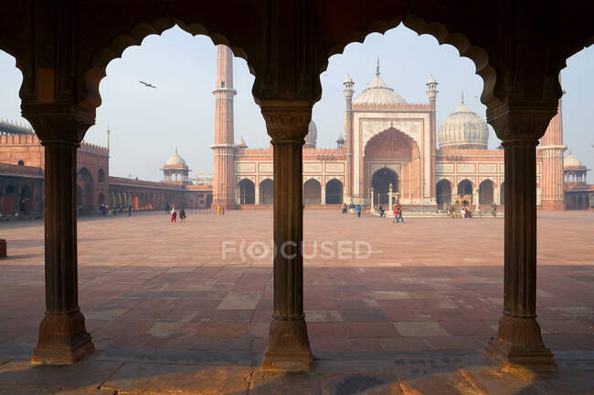 Mesquita Jama Masjid Delhi, o pátio em uma mesquita, com uma colunata com arcos de gumes escalopados. — Fotografia de Stock