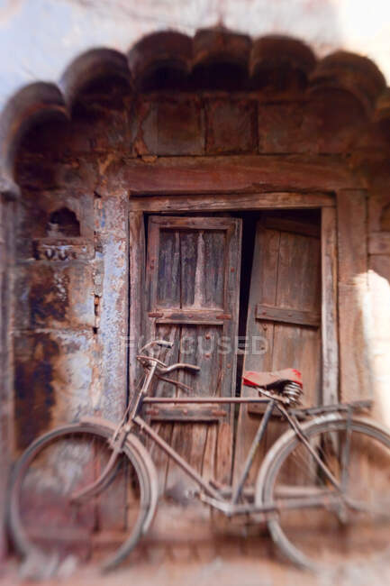 Bicicleta na entrada, Jodhpur, Rajasthan, Índia — Fotografia de Stock
