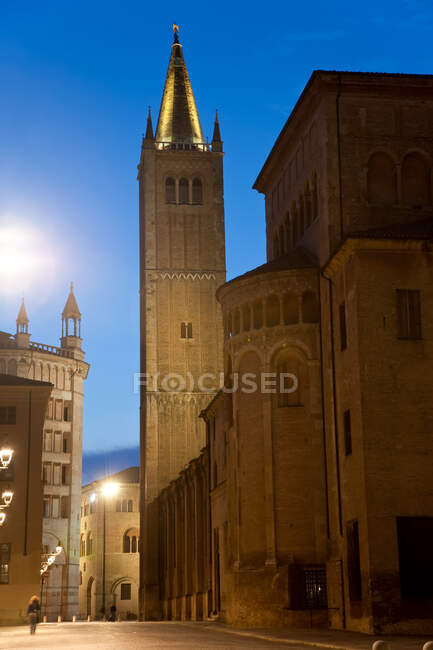 Piazza Duomo, cattedrale e battistero nel centro di Parma al tramonto — Foto stock