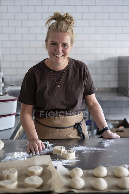 Frau arbeitet in Küche und bereitet Teig zu. — Stockfoto