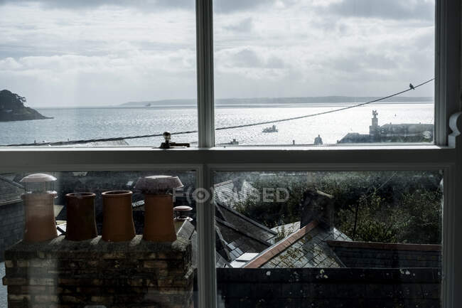 Vista al océano desde una casa de campo junto al mar de Cornualles. - foto de stock