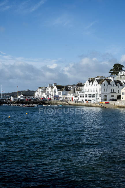 Vista ao longo do litoral e fachadas de casas em Saint Mawes, Cornwall, Reino Unido. — Fotografia de Stock