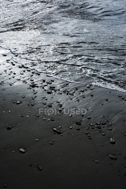 Vista ad alto angolo di spiaggia sabbiosa con rocce sparse. — Foto stock