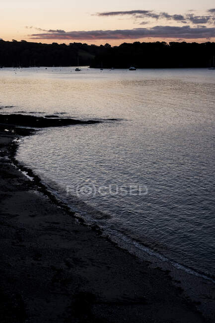 Vista lungo la costa della Cornovaglia al tramonto. — Foto stock