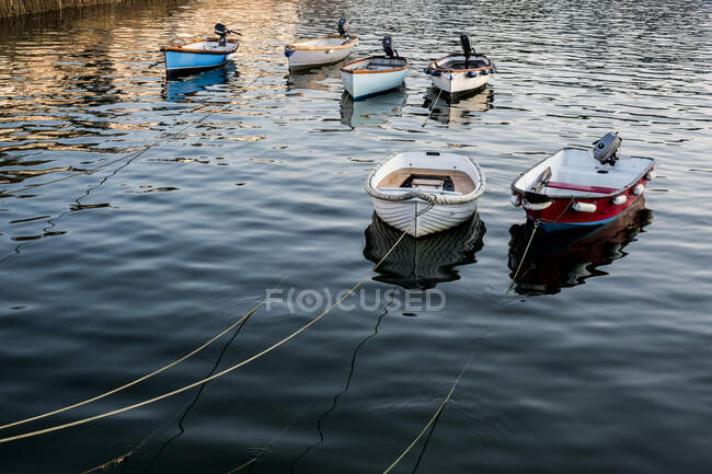 Vue en angle élevé des bateaux de pêche amarrés au port. — Photo de stock