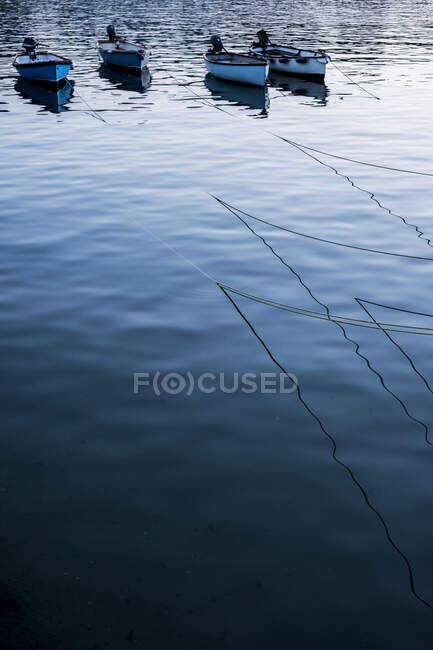 Vista de ángulo alto de los barcos de pesca amarrados en el puerto. - foto de stock
