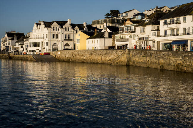 Vista a lo largo del malecón y fachadas de casas en Saint Mawes, Cornwall, Reino Unido. - foto de stock